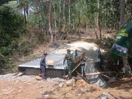 Bakti TNI AD Babinsa Gapura Bersama Tukang Kerjakan Pembatas Cor dan Dinding Sayap