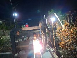 Jembatan Panile Dikebut hingga Malam, Babinsa dan Warga Kompak Las Besi WF