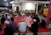 Jalin Silaturahmi dengan Warga, Babinsa Saroka Hadiri Doa Bersama di Rumah Kepala Desa