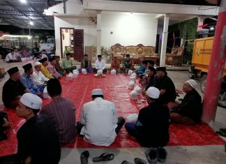 Jalin Silaturahmi dengan Warga, Babinsa Saroka Hadiri Doa Bersama di Rumah Kepala Desa
