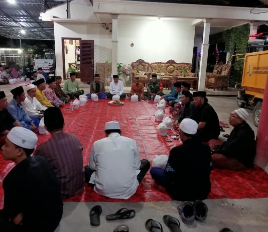 Jalin Silaturahmi dengan Warga, Babinsa Saroka Hadiri Doa Bersama di Rumah Kepala Desa