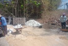 Babinsa Lenteng Bersama Warga Percepat Pembangunan Jembatan Padenan melalui Bakti TNI AD