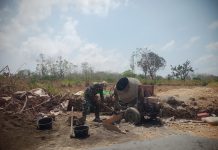 Babinsa Lenteng Dampingi Pembangunan Jembatan Padenan, Percepat Akses dan Mobilitas Warga