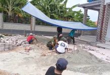 Babinsa Raas Bantu Pemasangan Paving Blok, Wujud Kepedulian TNI di Tengah Masyarakat