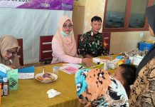 Babinsa Raas Dampingi Pelaksanaan Imunisasi di Desa Brakas
