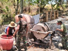 Jembatan Laok Saba Sumenep Makin Kokoh, TNI-Warga Cor Tiang Pengaman