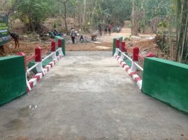 Jembatan Kadempol Rampung, TNI-Warga Kompak Bersihkan Sisa Material
