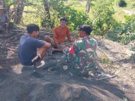Babinsa Sertu Dadang Laksanakan Komsos Bersama Warga di Sawah Tingkatkan Hangpangan