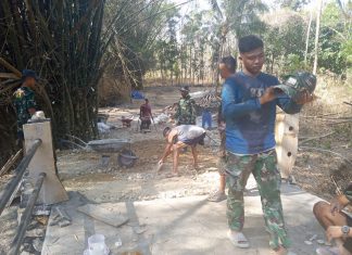 Bhakti TNI, Babinsa dan Warga Kompak Kerjakan Jembatan di Desa Gapura