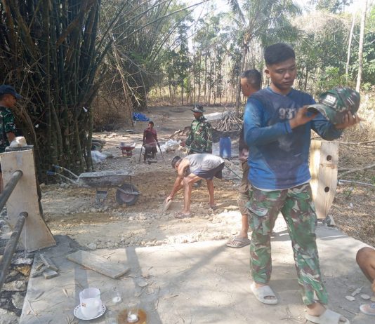 Bhakti TNI, Babinsa dan Warga Kompak Kerjakan Jembatan di Desa Gapura