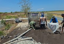 Bhakti TNI AD, Babinsa Bantu Warga Turunkan Material Pasir untuk Pembangunan Jembatan