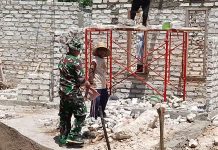 Babinsa Saronggi Bantu Warga Bangun Rumah, Wujudkan Semangat Gotong Royong