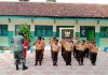 Babinsa Saronggi Ajarkan Siswa Disiplin Lewat Latihan Baris Berbaris