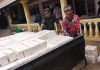 Babinsa Pasongsongan Bantu Warga Turunkan Batu Bata Putih, Perkuat Semangat Gotong Royong