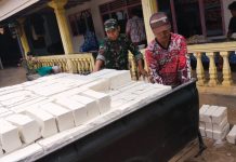 Babinsa Pasongsongan Bantu Warga Turunkan Batu Bata Putih, Perkuat Semangat Gotong Royong