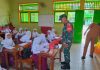 Babinsa Awasi Penyaluran Ribuan Porsi MBG di Kepulauan Sumenep