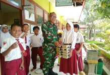 Senyuman Manis Siswa SDN Vll Kalianget Sambut Babinsa Sertu Fathur Rahman Distribusikan Makanan Bergizi Gratis