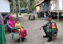 Babinsa Sapeken Kunjungi Keluarga Stunting, Wujud Kepedulian TNI terhadap Kesehatan Masyarakat
