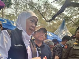 Khofifah dan Wabup Sumenep Tinjau Baksos, Bantuan UMKM hingga Layanan Kesehatan Di Pantai Slopeng