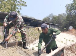 Babinsa Raas Bantu Siapkan Material Pengaspalan Jalan di Desa Brakas