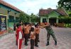 Babinsa Saronggi Tanamkan Disiplin Siswa SDN Melaui Latihan Baris Berbaris