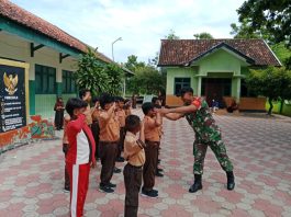 Babinsa Saronggi Tanamkan Disiplin Siswa SDN Melaui Latihan Baris Berbaris
