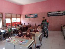 Babinsa Sapeken Tanamkan Wawasan Kebangsaan di Sekolah dan Peduli Tumbuh Kembang Anak