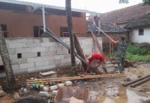Babinsa Koramil Lenteng Bersama Warga Laksanakan Karya Bakti Pembuatan Kamar Mandi di Yayasan Sindingpuri