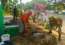 Babinsa Kalianget Bantu Warga Racik Campuran Material untuk Rehab Rumah