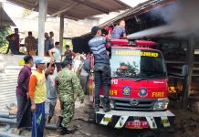 Gudang Toko Bangunan di Guluk Guluk Terbakar, Babinsa Turun Tangan Padamkan Api
