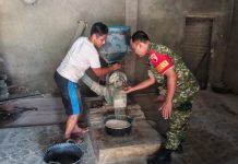 Babinsa Gapura Cek Stok Beras di Penggilingan Padi Desa Gapura Barat