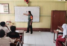 Babinsa Koramil Raas Berikan Materi Wawasan Kebangsaan kepada Siswa SDN Brankas 1